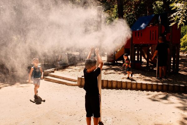 Француска метеоролошка служба Метео-Франце ставила је 88 одсто административних региона под наранџасто упозорење, други највиши степен, док су власти затвориле око 200 школа. - Sputnik Србија