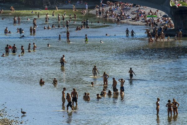 Шеснаест департмана је у црвеном стању узбуне због топлотног таласа за уторак, а 68 остаје у наранџастом стању узбуне, са температурама које би локално могле да пређу 40 степени. - Sputnik Србија