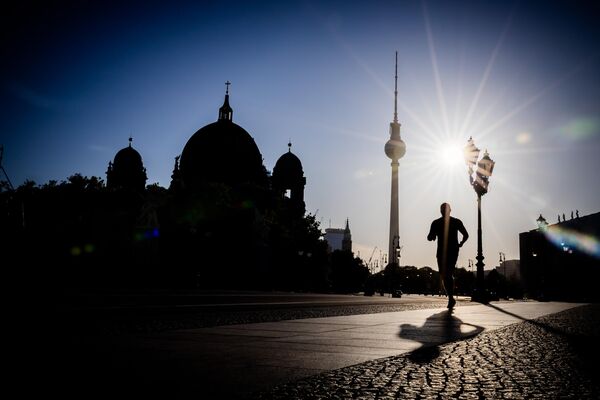 Скоро 1.350 јавних школа, од 45.000, биће данас делимично или потпуно затворено, навело је ресорно министарство. - Sputnik Србија