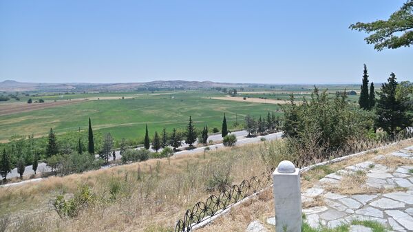 Са узвишења на коме се спомен обележје налази, пружа се поглед на равницу у којој су се током Солунског фронта налазили војнички логори, док се у даљини уздиже горостасни Кајмакчалан.  - Sputnik Србија