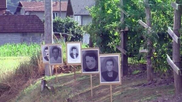 Fotografije srpskih žrtava iz srednjeg Podrinja postavljene u Bratuncu - Sputnik Srbija