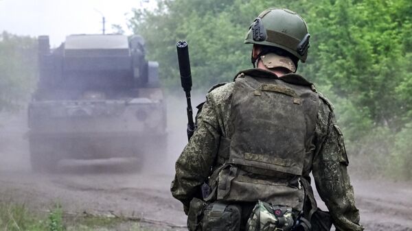 Ruski vojnik pored raketnog sistema TOR M-1 u zoni specijalne vojne operacije - Sputnik Srbija