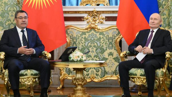 Председници Киргизије и Русије, Садир Жапаров и Владимир Путин  - Sputnik Србија