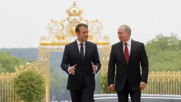 Емануел Макрон и Владимир Путин - Sputnik Србија