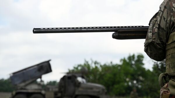 Руски војници поред ракетног система Град у зони специјалне војне операције - Sputnik Србија