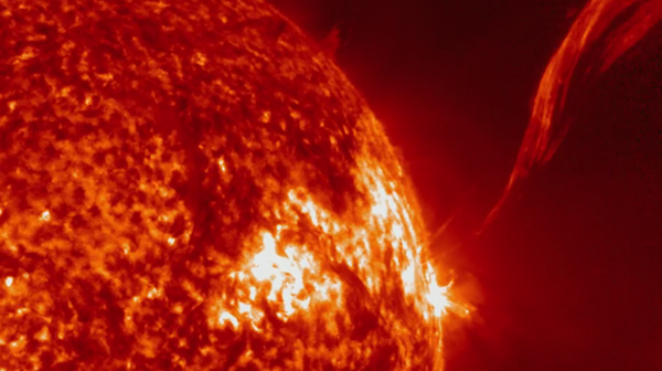 Сунце избацило двe гигантске протуберанце - Sputnik Србија