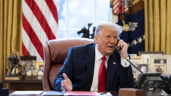 Президент США Дональд Трамп разговаривает по телефону в Овальном кабинете Белого дома - Sputnik Србија