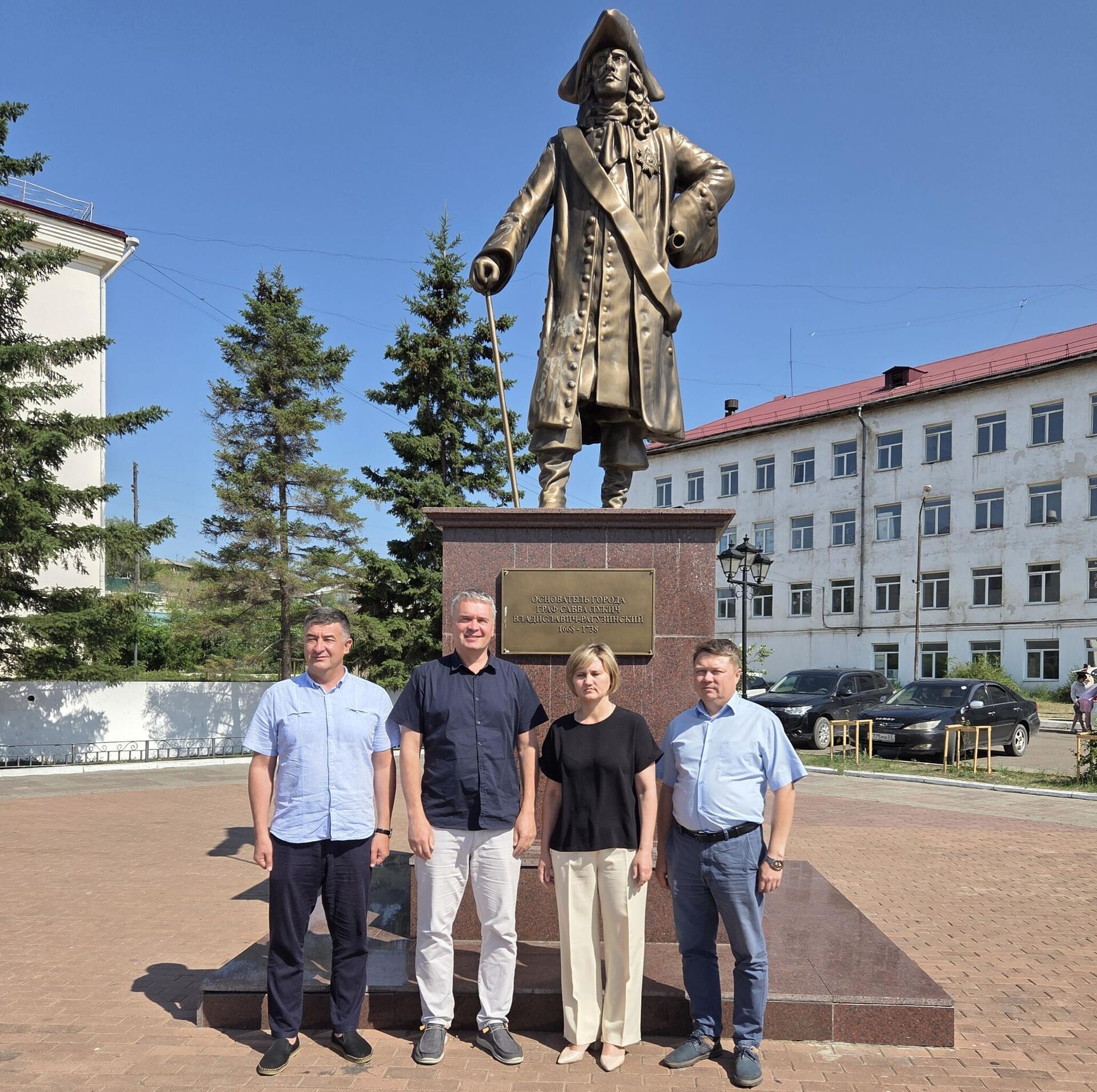 Vukomanović sa gradonačelnikom Kjahte Aleksandrom Protasovom i saradnicima Vukomanović sa gradonačelnikom Kjahte Aleksandrom Protasovom i saradnicima - Sputnik Srbija, 1920, 06.07.2025