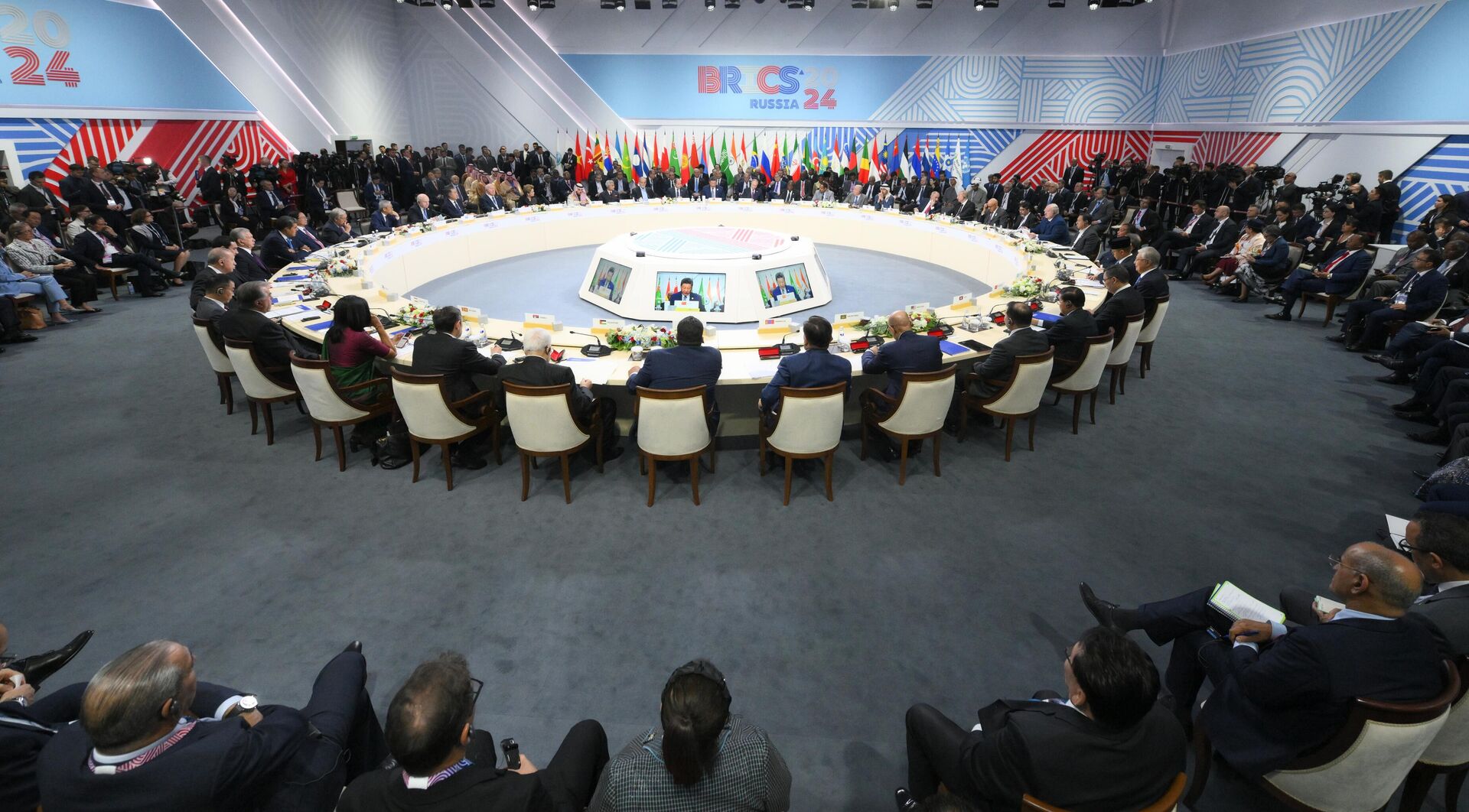 XVI саммит БРИКС. Пленарное заседание XVI саммита БРИКС в формате аутрич / БРИКС плюс - Sputnik Србија, 1920, 02.09.2025