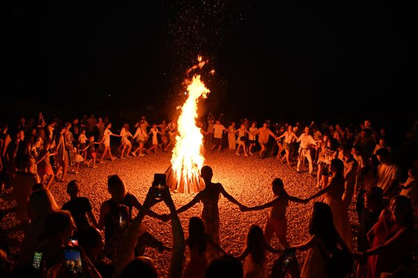 Плес око ватре такође је саставни део прославе Ивањдана. - Sputnik Србија