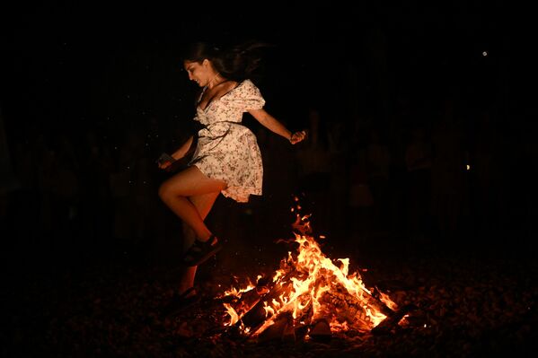 Прослава Ивањдана на Јалти незамислива је без традиционалног прескакања ватре. - Sputnik Србија