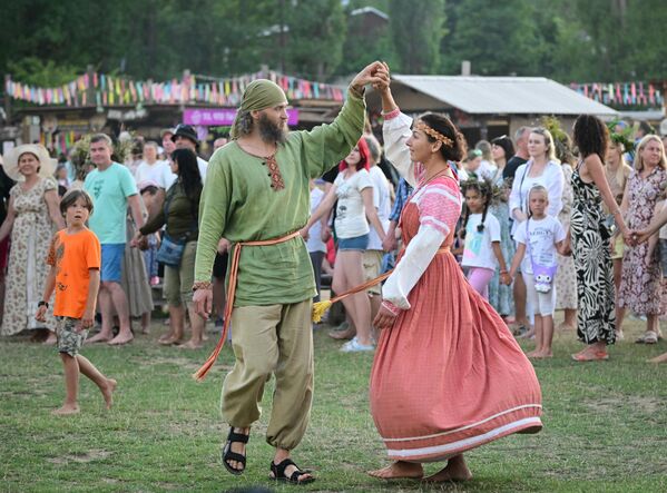 Овај словенски народни фестивал посвећен је летњем солстицију и цветању природе. На овај дан је уобичајено да се обављају разни ритуали повезани са водом, ватром и биљем. - Sputnik Србија