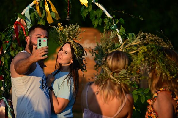 Прослава Ивањдана прилика је и да се купи роба од локалних пољопривредника и занатлија и прави и  дегустира кувано вино.  - Sputnik Србија