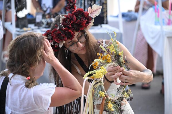 По обичају на Ивањдан се плету венчићи од цвећа, бере папрат, игра и пева. - Sputnik Србија