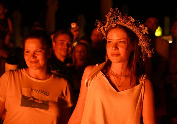 На овај дан носи се одећа светлих боја, као што су летње хаљине или платнене кошуље. - Sputnik Србија