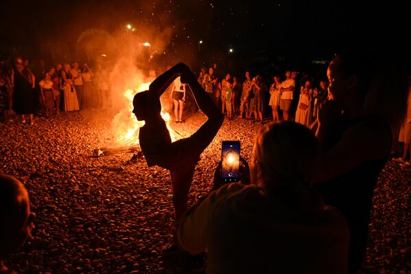 За оне који желе да уроне у празничну атмосферу, организатори су припремили богат програм уз учешће бајковитих ликова, разне курсеве и ватрени шоу. - Sputnik Србија
