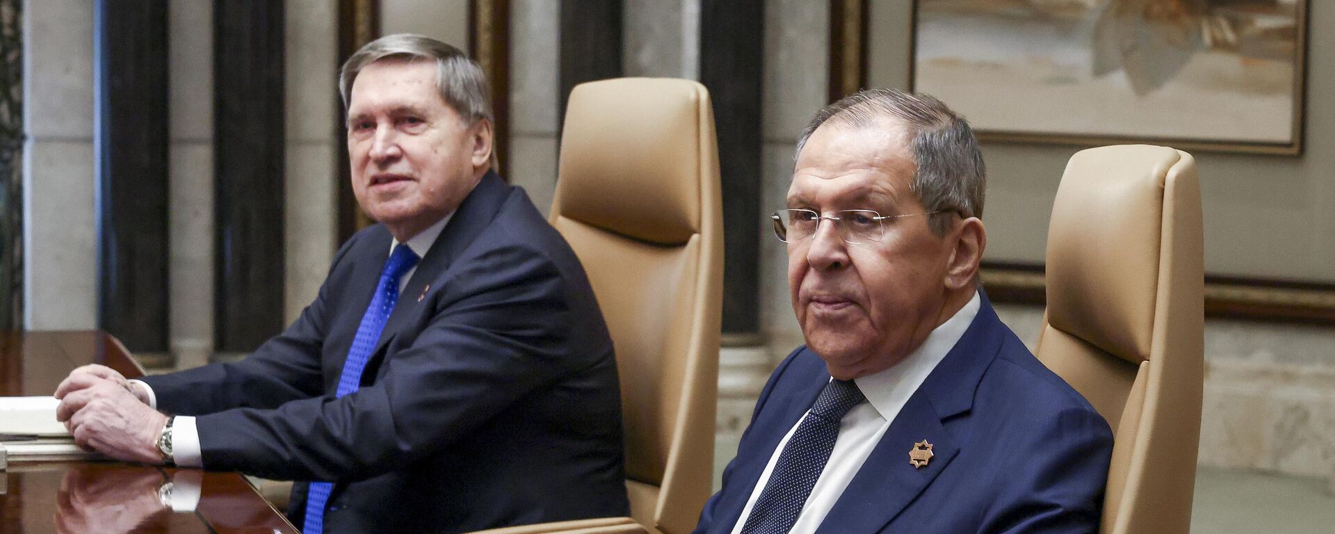 Ministr inostrannыh del Rossii Sergeй Lavrov (sprava) na peregovorah s predstavitelяmi administracii SŠA v Эr-Riяde - Sputnik Srbija, 1920, 07.07.2025