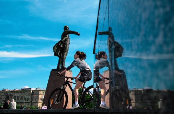 Споменик В. И. Лењину једна је од незаобилазних туристичких атракција приликом посете Санкт Петербургу. - Sputnik Србија