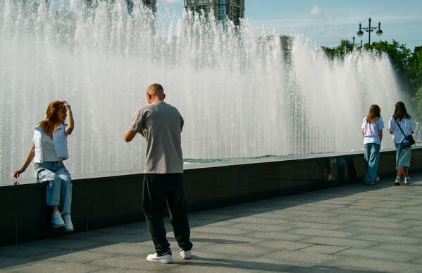 У Санкт Петербургу фонтане званично почињу да раде 21. априла, када се у рад пушта чак њих 99. - Sputnik Србија