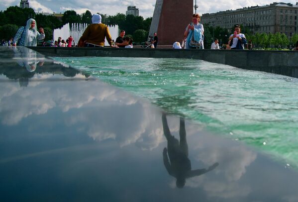 У Санкт Петербургу налазе се и најкраћа улица у Русији - Кокушкина улица дугачка тек 35 метара, а у њеној близини лежи и најужа улица у земљи - Репина, широка тек неких 6 метара и смештена у близини станице метроа Василеостровскаја. - Sputnik Србија