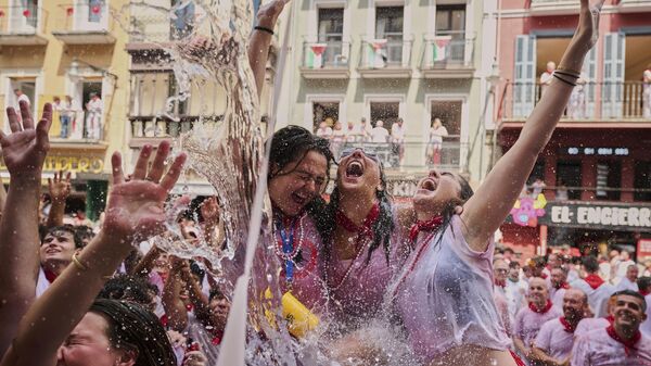 Lюdi oblivaюtsя vodoй vo vremя otkrыtiя festivalя San-Fermin v Pamplone, Ispaniя - Sputnik Srbija