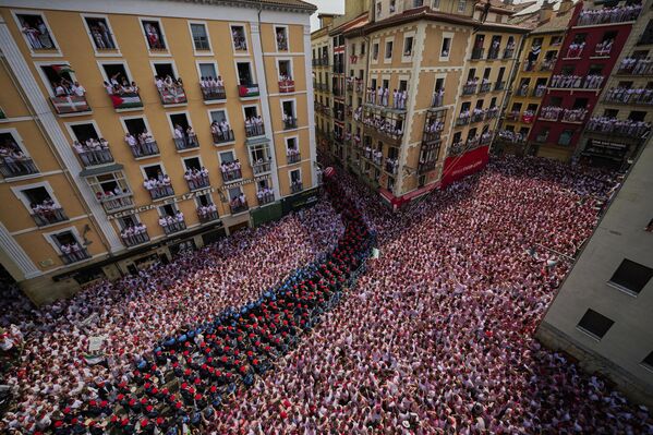 Око 4.000 тркача учествује у свакој трци са биковима, која се одвија на стази дугој 846 метара и може трајати од два до четири минута. - Sputnik Србија