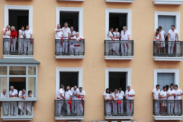 Прва трка је трајала два минута и 37 секунди, што је 19 секунди дуже него 2024. године, а то представља добар резултат за брзе бикове. Искусни шпански тркачи покушавају да протрче тик испред рогова бика, подстичући животињу да трчи савијеним ногама. - Sputnik Србија