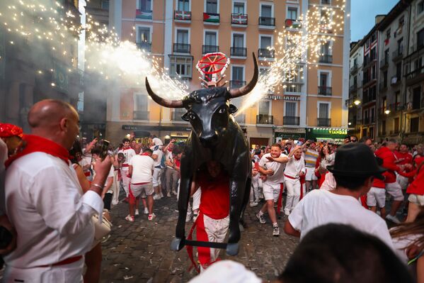 Децу и одрасле јури „Пламени бик" док трче улицама током дана отварања или „Чупиназа“ фијесте 6. јула. - Sputnik Србија
