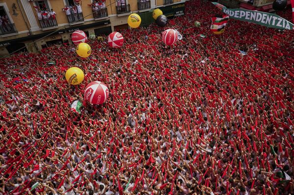 Већина тркача носи традиционалну одећу - беле панталоне и кошуљу и црвени појас и мараму око врата. - Sputnik Србија