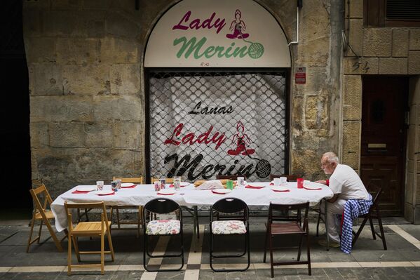 Према незваничним подацима, најмање 15 људи је погинуло током трчања са биковима у последњих 100 година. Најсмртоноснији дан забележен је 13. јула 1980. године, када су два бика усмртила четири тркача. Последња смрт догодила се 2009. године. - Sputnik Србија