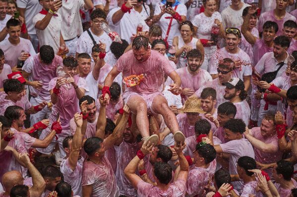 Касније исте вечери, животиње се убијају у вечерњој борби бикова или „кориди“, у традицији која датира још из средњег века. Фестивал који траје недељу дана укључује ватромет, верске процесије, народне игре, концерте и пиће. - Sputnik Србија