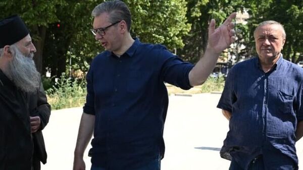 Aleksandar Vučić sa autorom mozaika Hrama Svetog Save Nikolajem Muhinom - Sputnik Srbija