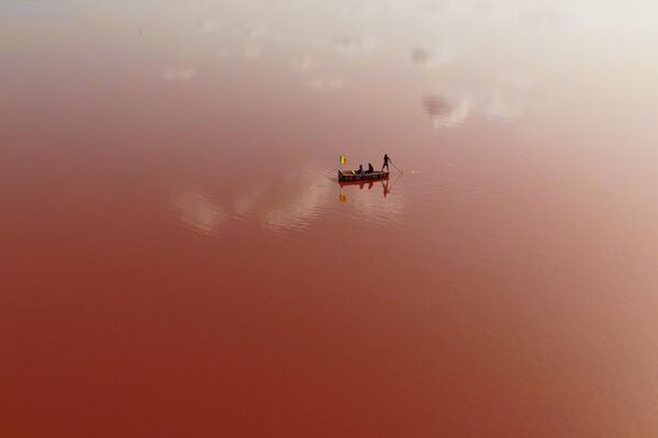 Слано језеро Ретба налази се у Сенегалу североисточно од Дакарана, на полуострву Зелени рт. Слано језеро Ретба налази се у Сенегалу североисточно од Дакарана, на полуострву Зелени рт. - Sputnik Србија