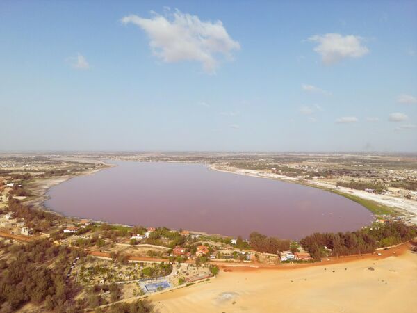Језеро, које је међу најсланијим језерима на свету, постаје ружичасто захваљујући алги „Dunaliella salina“. Језеро, које је међу најсланијим језерима на свету, постаје ружичасто захваљујући алги „Dunaliella salina“. - Sputnik Србија