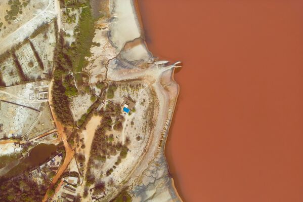 Језеро Ретба, познато и као Ружичасто језеро, које је изгубило боју због прекомерних падавина у Сенегалу, повратило је своју боју након дугог периода блеђења боје изазваног загађењем. Језеро Ретба, познато и као Ружичасто језеро, које је изгубило боју због прекомерних падавина у Сенегалу, повратило је своју боју након дугог периода блеђења боје изазваног загађењем. - Sputnik Србија