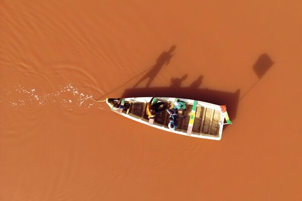 Језеро је просечне дубине 1,5 m, највећа дубина је 3 м. Боја се мења у зависности од јачине светлости. Боја из близине је крваво црвена, а када се посматра из ваздуха добија ружичасту боју која чак подсећа на милк шејк од јагода. Језеро је просечне дубине 1,5 m, највећа дубина је 3 м. Боја се мења у зависности од јачине светлости. Боја из близине је крваво црвена, а када се посматра из ваздуха добија ружичасту боју која чак подсећа на милк шејк од јагода. - Sputnik Србија