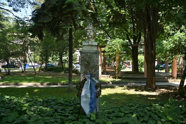 Обзиром да је у Реконвалесцентном одељењу у Водену стално боравило између три и четири хиљаде војника, Врховна команда крајем лета 1917. у  град  шаље војничко позориште „Тоша Јовановић“ које је војницима и официрима кроз представе бар на кратко олакшавало боравак далеко од отаџбине - Sputnik Србија