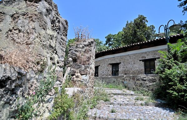 Едеса је била један од најстаријих и најважнијих градова древне Македоније. Древна Едеса се састојала од Горњег града ( Акропоља ), који се развио на надморској висини од 320 метара од Лонгоса, где се налазио Доњи град и где је било организовано главно древно насеље. Временом су становници постепено напуштали Доњи град и почели да живе на стени, где се некада налазио Акропољ  - Sputnik Србија