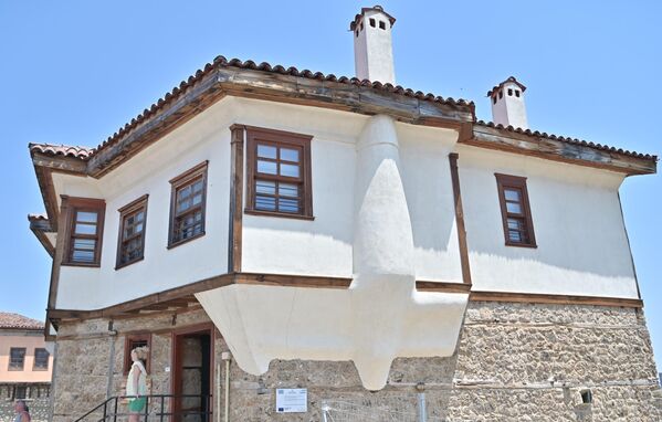 Боравећи у грчкој варошици српским избеглицама се за тренутак могло учинити да шетају београдским улицима, јер су по стилу градње многе куће подсећале на грађевине из доба кнеза Милоша, попут ове традиционалне куће   која неодољиво подсећа на Конак књегиње Љубице у Београду. - Sputnik Србија