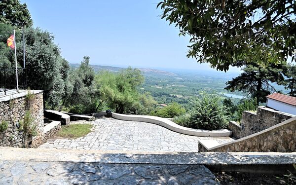 Након повлачења српске војске и прогнаних цивила преко завејаних планина Албаније и Црне Горе након инвазије Централних сила на Србију, у зиму 1915/16. током Првог светског рата, у Солуну и његовој околини било је смештено око 8.000 избеглица    - Sputnik Србија