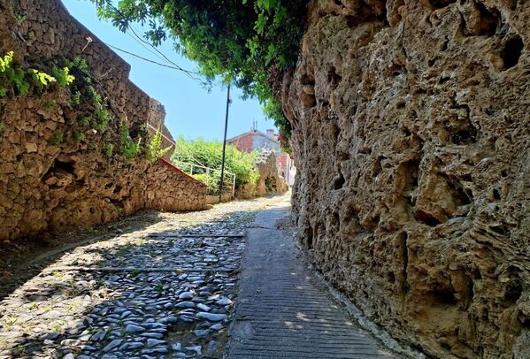 Стаза којом се из Доњег града улазило у Горњи град. Том стазом су српски војници чији су се логори налазили у околини улазили у варош - Sputnik Србија