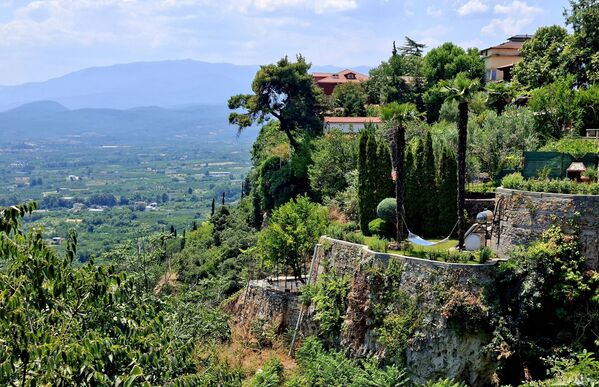 Тамо далеко, где цвета лимун жут....далеко од кућног прага, далеко од родног краја и отаџбине након страдалничког повлачења преко Албаније, у оази зеленила и водопада подно Кајмакчалана, свој нови привремени дом је пронашло неколико хиљада српских избеглица  - Sputnik Србија