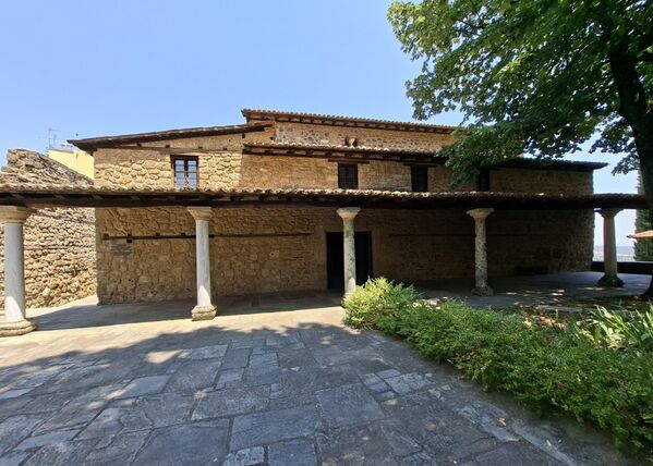 Један од ретких сачуваних византијских споменика Едесе јесте црква Успења Богородице или Стара митрополија. Изграђена је у 14. веку на ивици стрме литице унутар традиционалног округа Вароши. У 17. веку, црква, раније названа Света Софија, преименована је у Цркву Успења Пресвете Богородице, како би се спречило њено претварање у џамију - Sputnik Србија