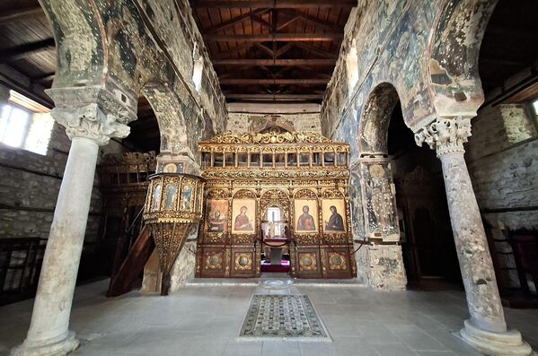 Унутар светиње доминирају капители са рељефним попрсјима овнова на угловима и орловима са пленом са стране који држе лукове осликане фреско декорацијом која датира из периода између 1375-1385  године и позлаћени, дрворезбарени иконостас цркве из друге половине 19. века - Sputnik Србија
