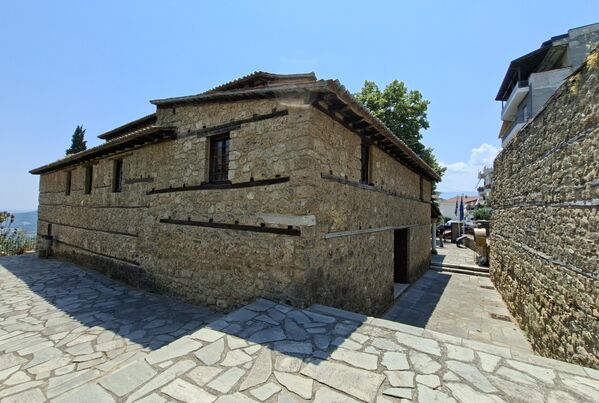 Поред избегличких кампова, у Водену се у оквиру Привремене српско-енглеске болнице налазило и Реконвалесцентно одељење (било је смештено у некадашњој турској, па грчкој касарни), у коме се опорављао велики број српских војника. Ово одељење као и сама болница у Водену је било стационирано до краја рата - Sputnik Србија