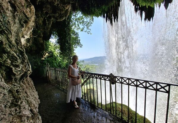 Вода водопада долази из извора реке Едесе које извире на планини Ворас (нама познатог као Кајмакчалан ) Са видиковца води стаза којом се може спустити и проћи испод водопада, а локална легенда каже да приликом проласка испод водопада треба да ѕамислите жељу - Sputnik Србија
