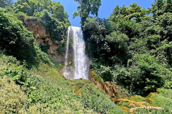 Заштитни знак Едесе и њено природно благо представљају водопади. Укупно постоји 12 водопада, а најпознатији и нејлепши је „Каранос&quot; , назван по првом македонском краљу Хераклиду Караносу, који је основао град 813. године пре нове ере. Воде водопада Каранос падају са висине од 70 метара и представљају највећи водопад на Балкану - Sputnik Србија