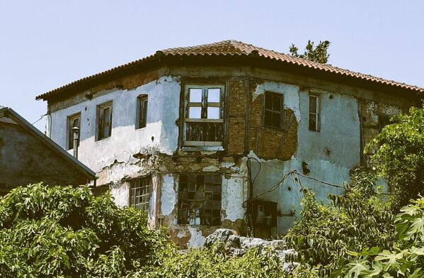 Почетком 1917.  при Реконвалесцентном одељењу, почела је са радом Зубна станица(са др Милошем Ђ. Поповићем на челу) у којој је први пут у историји војног зубног лекарства, почела да се практикује и реконструктивна стоматологија – израда протетичких надокнада. У клиници је радио и др Миливоје Петровић (унук Хајдук Вељковог рођеног брата) - Sputnik Србија