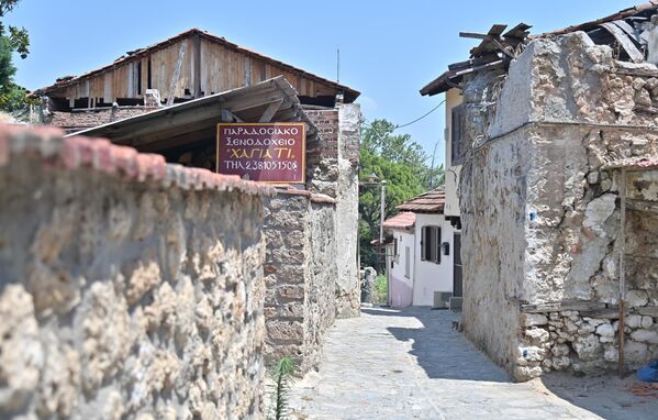 Вароши је стари део града који се развио на месту Акропоља древне Едесе. Топоним потиче од турске речи &quot;варош&quot; што значи „предграђе - насеље ван зидина“. Уске уличице са традиционалним кућама грађеним од камена посетиоца враћају у прошла времена - Sputnik Србија