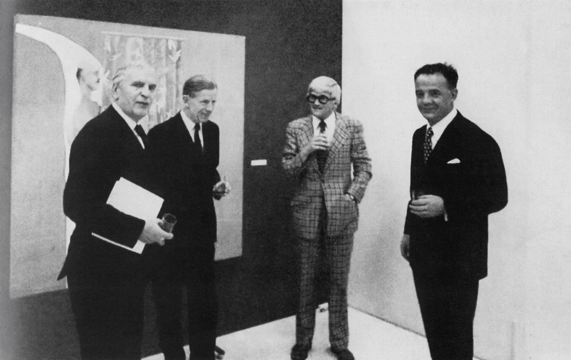 Dejvid Hokni i M.B.Protić na otvaranju izložbe u Muzeju savremene umetnosti 1970. godine.  - Sputnik Srbija, 1920, 10.07.2025